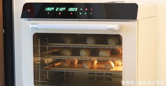 即有着浓浓的咖啡味,又有着黑麦香,日式咖啡黑麦盐面包值得一试