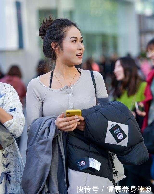 卡其色 灰色紧身长袖搭配深色打底裤,属于低调色系,时尚随性舒适!