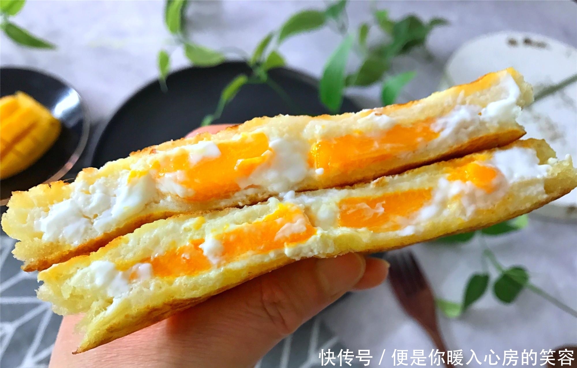 吃剩的吐司不要扔,加2个鸡蛋,1个芒果,就变成了好吃的甜点