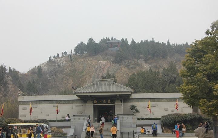 答案|盗墓贼未动塞石,龟山2号墓为何空空如也?专家:答案就在塞石上