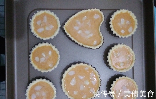 瓜瓣儿|南瓜别再煮粥，教你一种新吃法，比南瓜饼还要香，上桌都抢着吃！