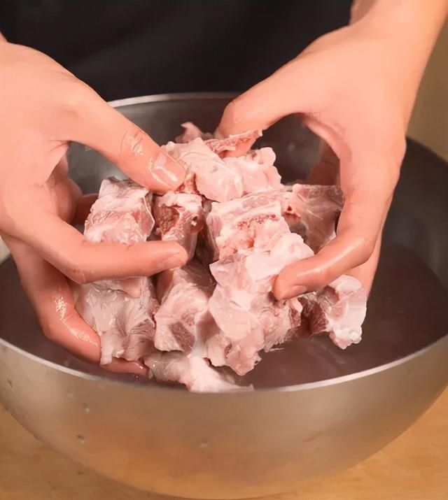 大骨|色香浓郁酱大骨，一口忘掉人生苦