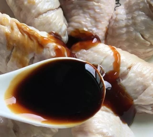 比可乐鸡翅还好吃的蜜汁烤翅,简单三步就能做出来,上桌就光盘!