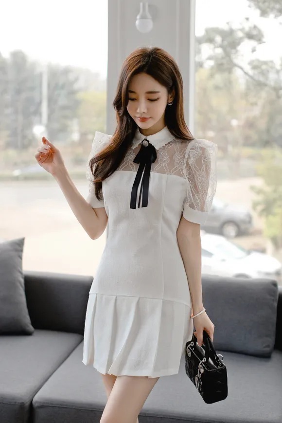 孙允珠，梦白秀丽端庄黑玫束领蕾丝裙