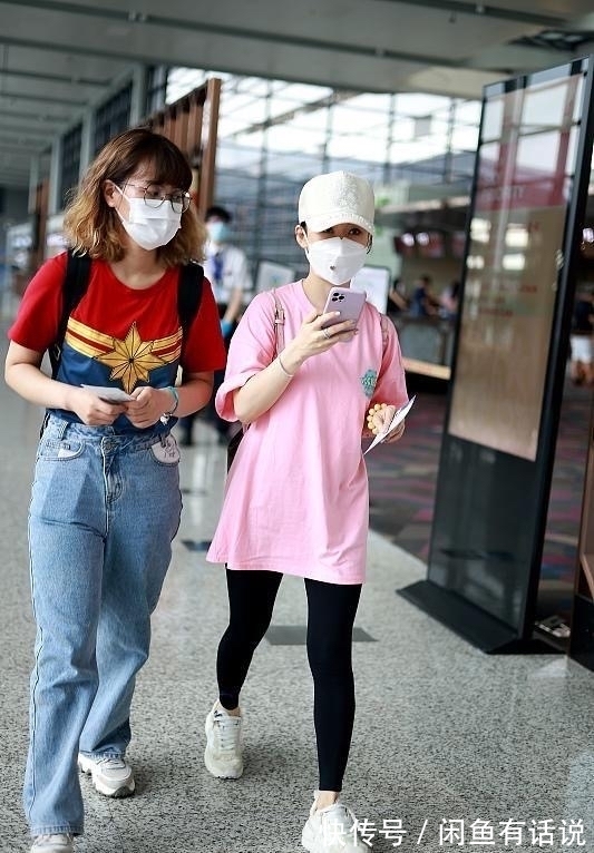 搭配|潘晓婷罕见走机场,穿粉T配瑜伽裤像小姑娘,39岁身材保持得真好