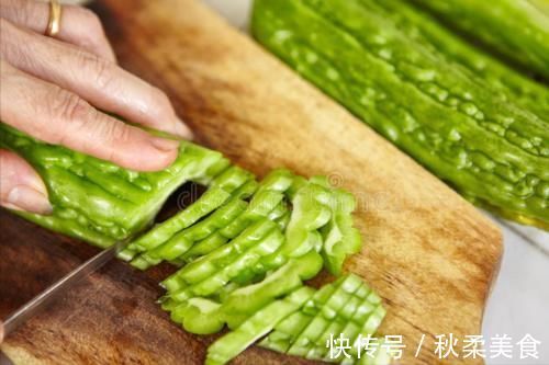炒苦瓜|炒苦瓜，切记不要直接炒，下锅前多做2步，不苦不涩，鲜香又入味