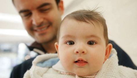 2岁宝宝生气离家出走，出走时还不忘牵着宠物狗，路人哭笑不得