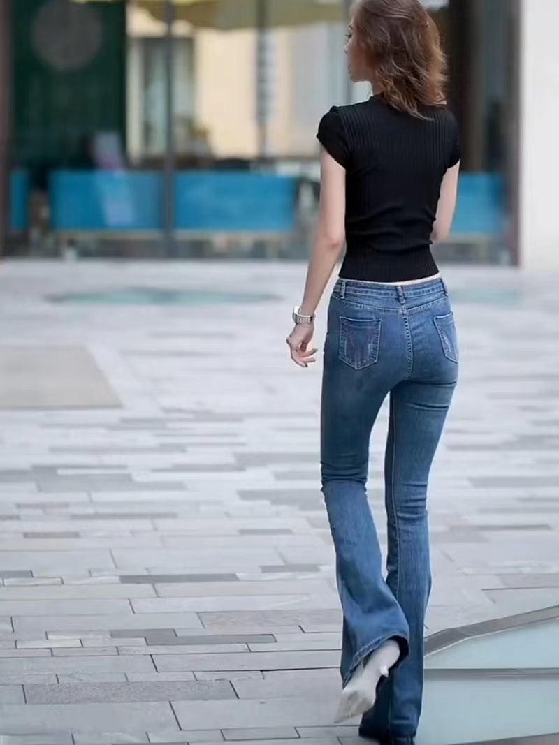 修身 靓丽小姐姐修身牛仔裤,这样穿搭清爽显身材,优雅迷人充满青春活力!
