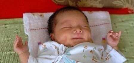 睡姿|宝宝为什么都喜欢“投降”式睡姿,知道这些原因,宝妈就偷着乐吧