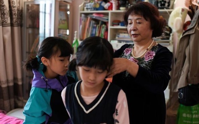 试管婴儿|60岁高龄产妇冒死产下双胞胎,如今生活凄惨、家徒四壁,值得吗