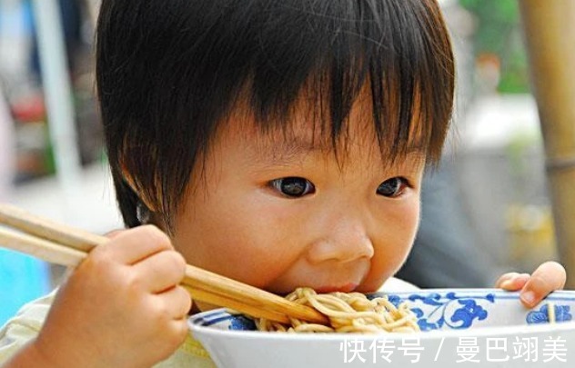 脾胃|3种晚餐正“窃取”孩子身高,妇幼主任:愚蠢父母,当宝贝喂娃吃