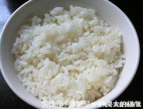 沙拉酱|剩米饭升级做法,不炒不煮也不煎,两手一捏,我连吃了3天也不腻