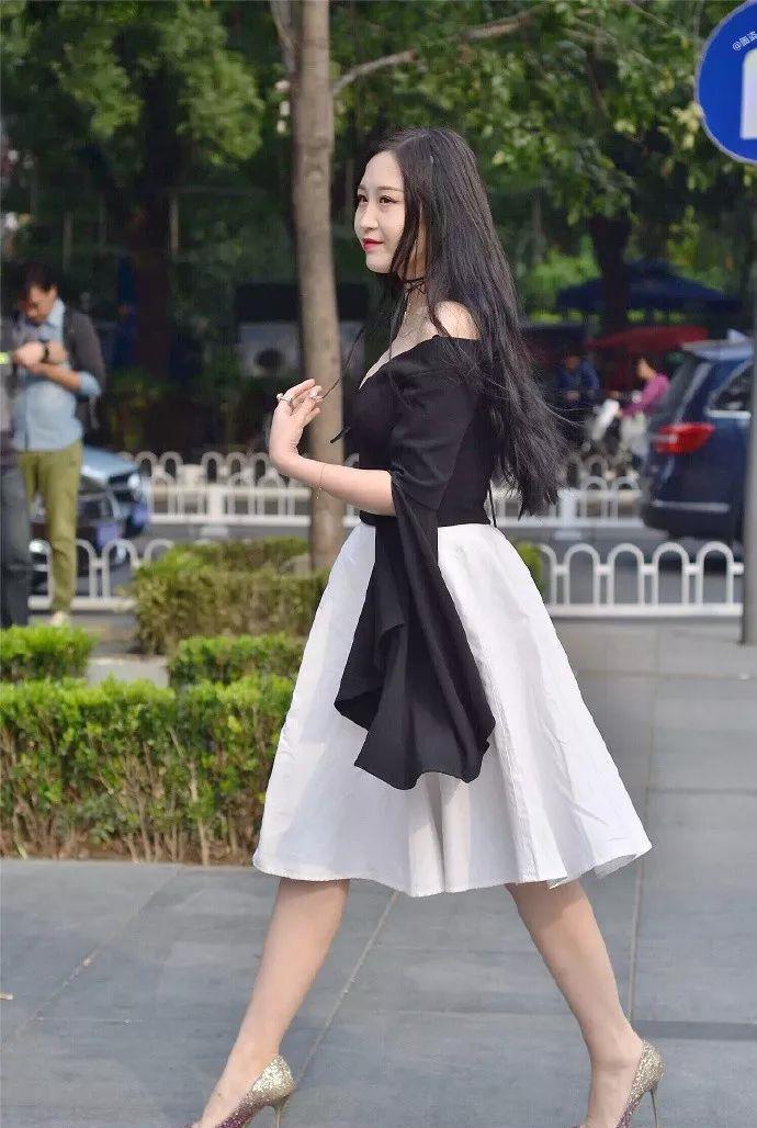 蕾丝|街拍美女 披肩秀发搭配长款裙子
