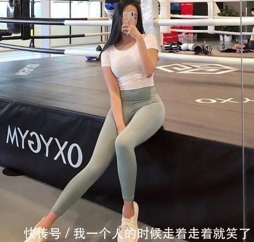 小姐姐|美女穿搭:小姐姐爱穿打底裤,勾勒出优美的身段,清新不失雅兴!