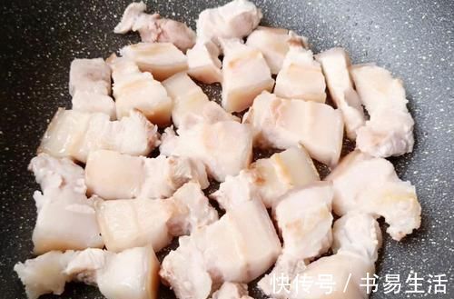 做红烧肉，不要直接加水炖，多做这一步，一个人吃一盘都不会腻