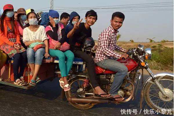 萌娃|萌娃被公鸡啄了腿,爷爷“报仇”方式很特别,网友吐槽:惹不起