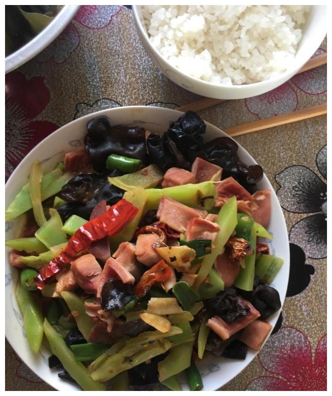 公婆忙完庄稼又要去打工,我特意做了一桌菜送行,饭后吃的都想哭