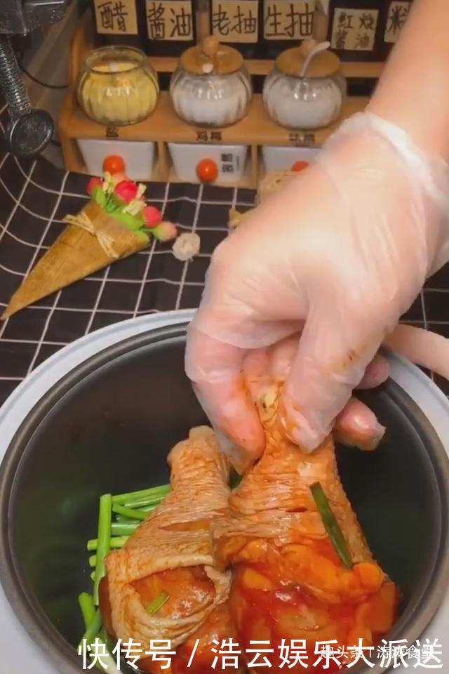  电饭锅|颜色红里透亮，肉质鲜嫩入味，做成后满屋飘香，超级诱人，煲鸡腿