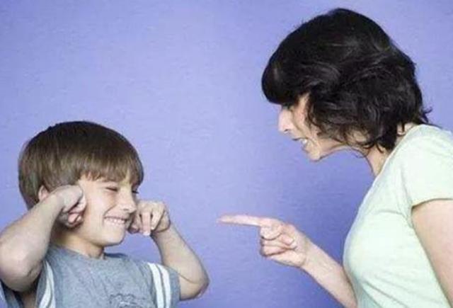 犯错|父子三人犯错后被''罚跪''，穿尿不湿的张张成笑点，网友太萌了