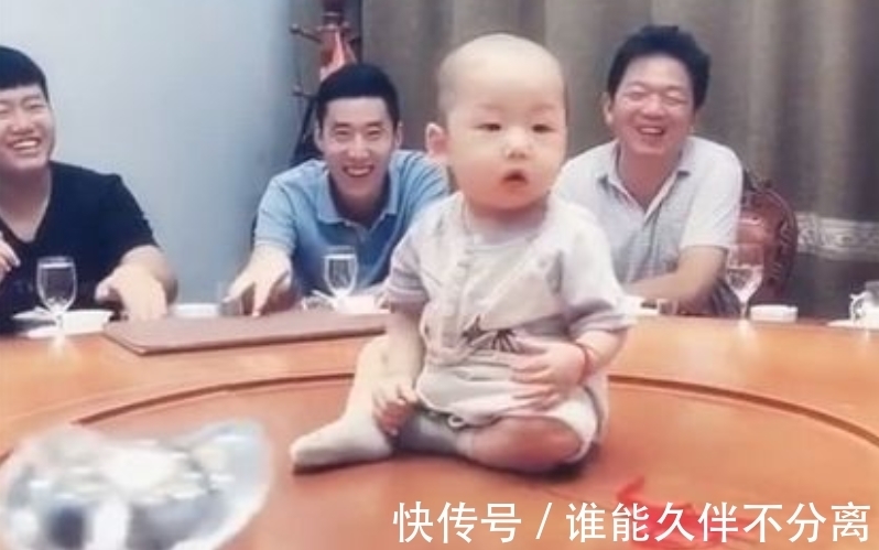 宝宝|爸爸带宝宝去参加酒席,给妈妈发了张照片,妈妈直接笑喷了