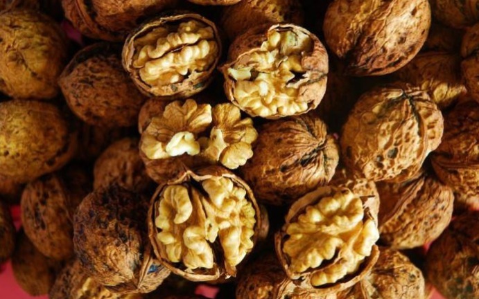 女性朋友|女性不想“黄脸婆”，3种食物使劲吃，皮肤紧致，延缓衰老