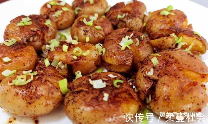 小土豆|这食材价格不贵,营养却很全面,简单一蒸一煎,当菜又当饭,真香