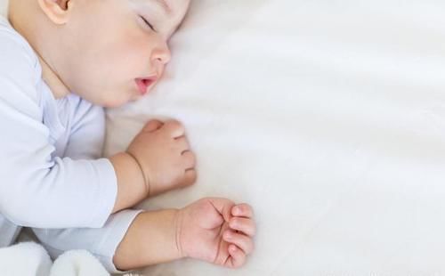 婴儿|宝宝侧睡好还是仰卧睡好?别大意,睡姿对宝宝安全很重要