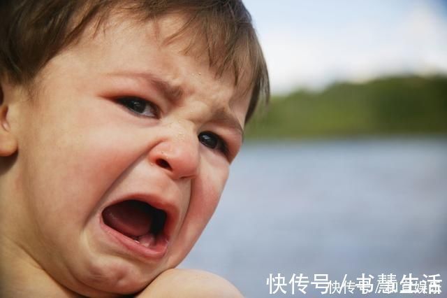 父母|孩子“窝里横,外面怂”,并非是小事儿,家长别大意