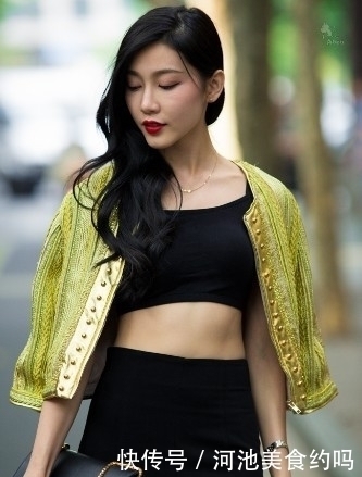 搭配|街拍：美女的搭配简约潇洒，展现女性动人的一面！