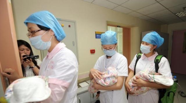 女主人|生下双胞胎姐妹后，又喜得4胞胎兄弟，小两口带娃遛街成风景