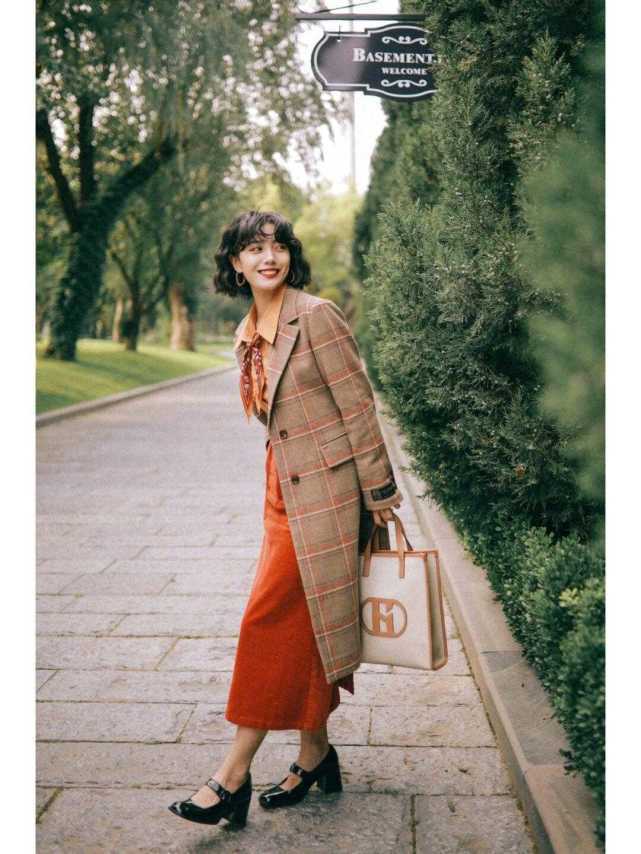 针织毛衣|秋冬的第一件大衣,搭配针织毛衣和半身裙温暖又时髦,漂亮大气!