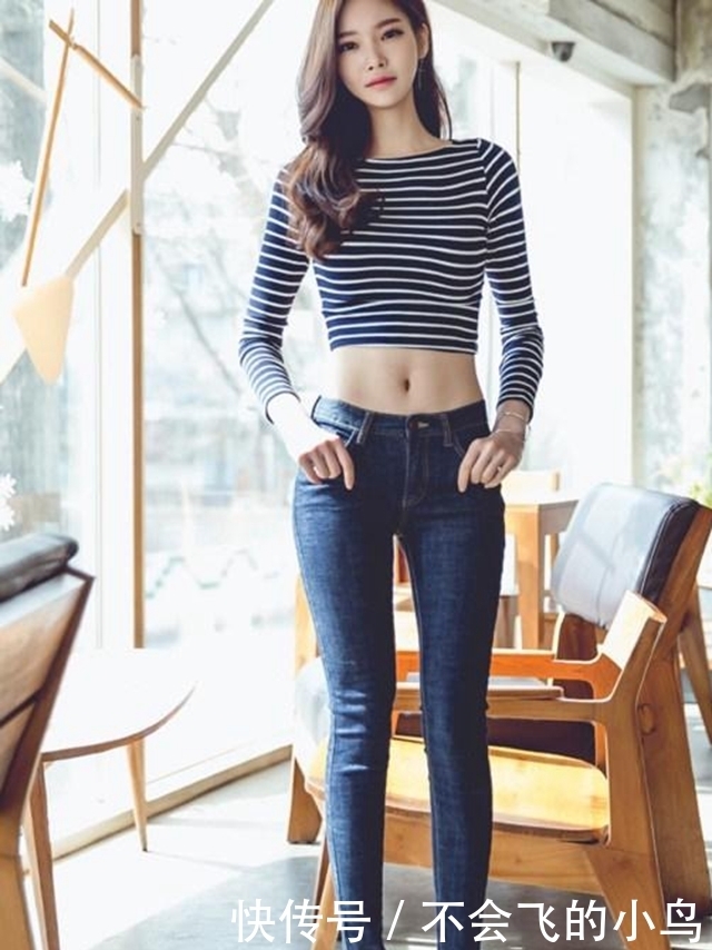 街拍:姑娘走在街头让我连连回头,她的牛仔裤搭配得很接地气!