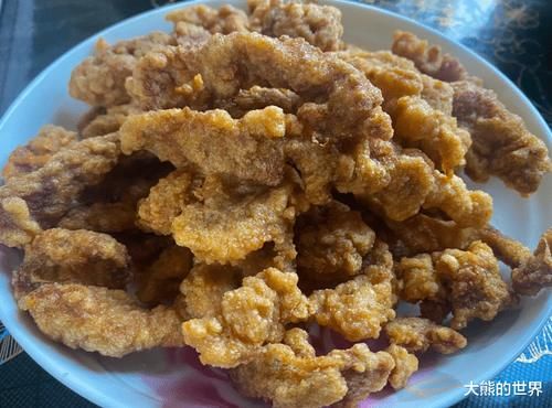 炸酥肉，这味料是关键，比例是2:1，酥香可口，放凉后不回软