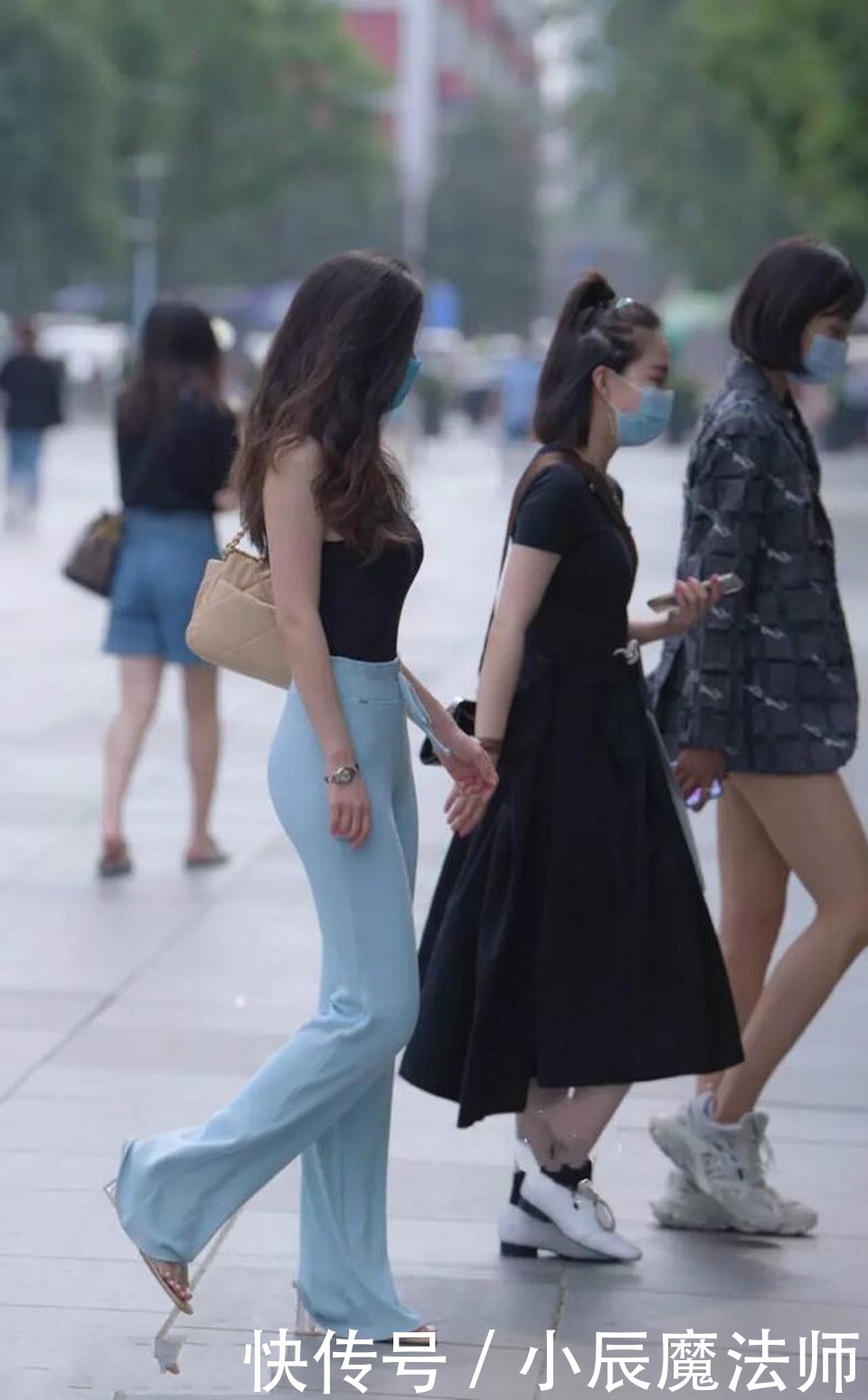 搭配|路人街拍，美女搭配紧致的包臀裙，十分吸引众人的目光