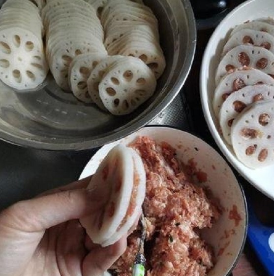 炸藕夹时，用面粉还是淀粉老师傅教你正确做法，藕夹酥脆不回软