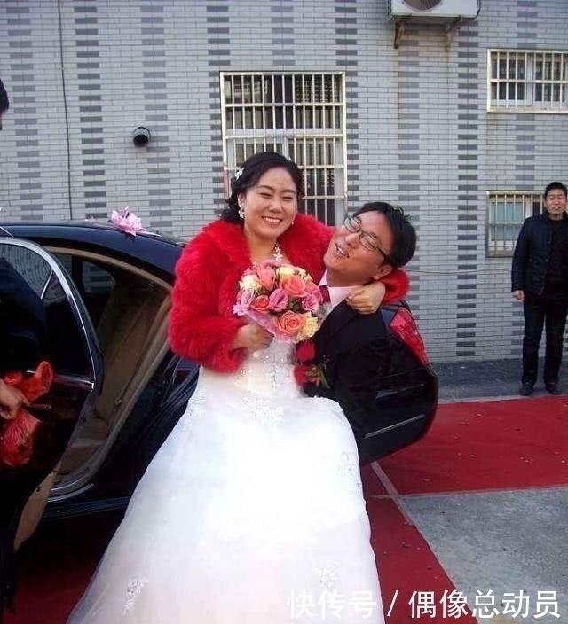 奇闻：新郎接亲门难开，前女友喊“不开娶俺了”，新娘乖乖妥协