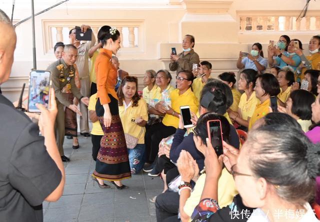 诗妮娜太好面子了！没有奢华项链不服输，自己用珍珠DTY也耀眼