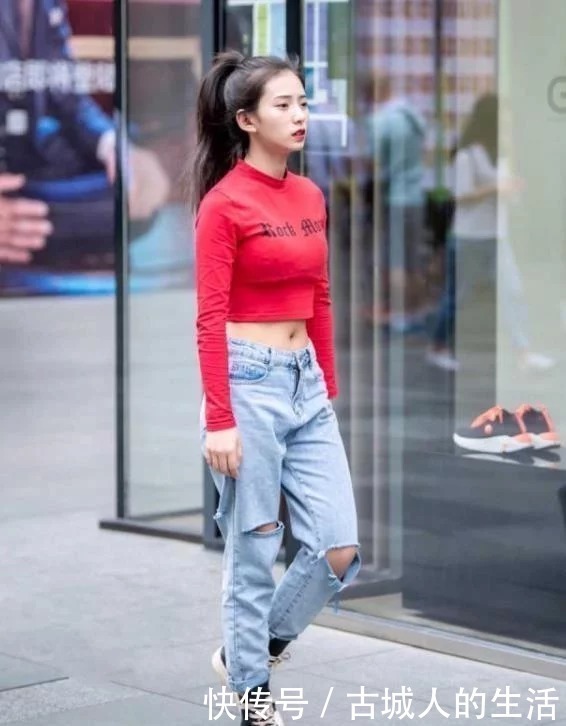 牛仔热裤|街拍:长发披肩的小姐姐,条纹上衣配牛仔热裤,青春活力气息