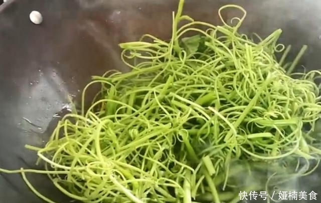 农村南瓜地里的一种美味,一百多条才能炒一盘,吃起来很鲜嫩可口