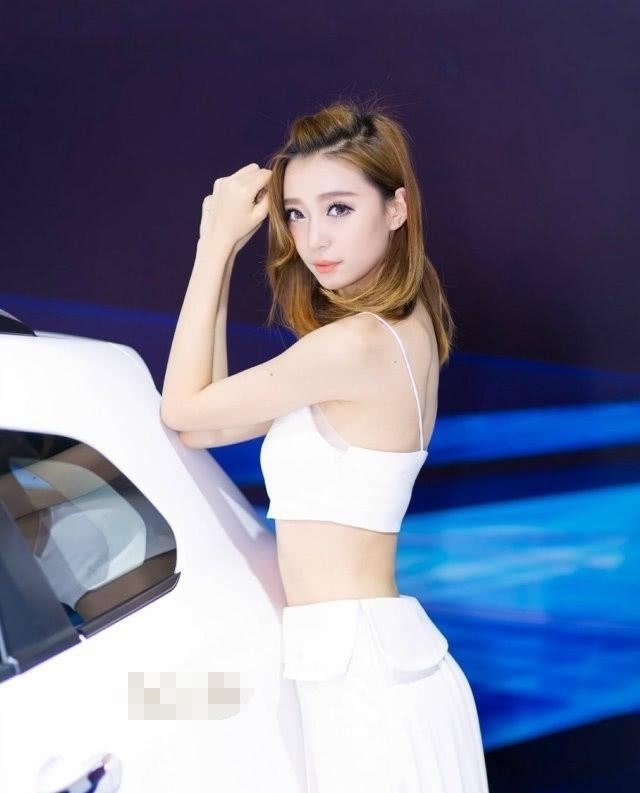 君越车模穿薄纱裙,时尚靓丽,露白皙皮肤,颇为养眼