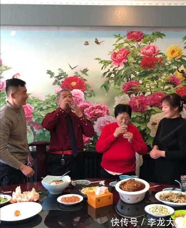 天赐|山东67岁老妇怀孕,儿女表示要断绝关系,2年后,老妇带娃直播