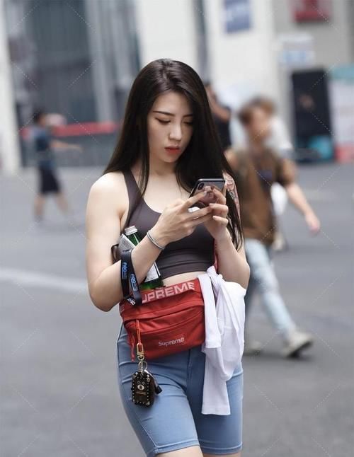 撩人|美女穿3分紧身牛仔裤,展现美好身材曲线,魅力十足又撩人