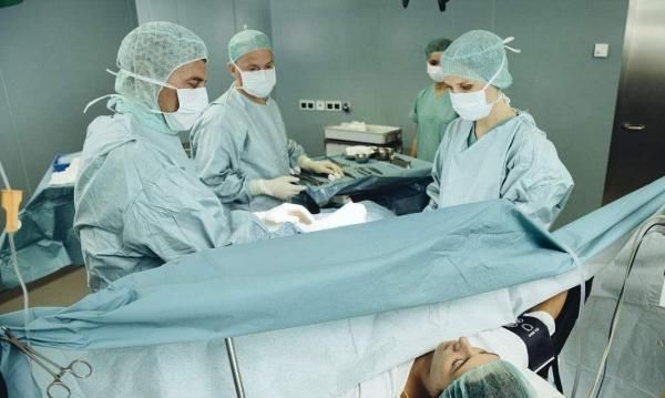 剖腹产|预产期过了4周,孕妇才去医院剖腹产,医生剖开后差点被熏晕