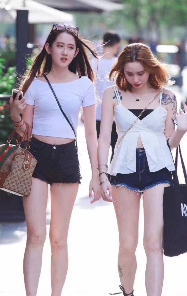 牛仔|街拍:穿牛仔热裤的两个小姐姐,各有韵味