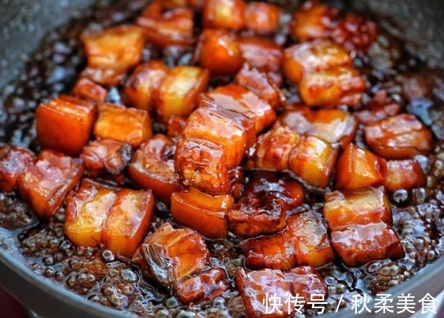 炒糖色时,冰糖先下锅就错了,大厨教你做法,红润鲜亮,不糊不苦