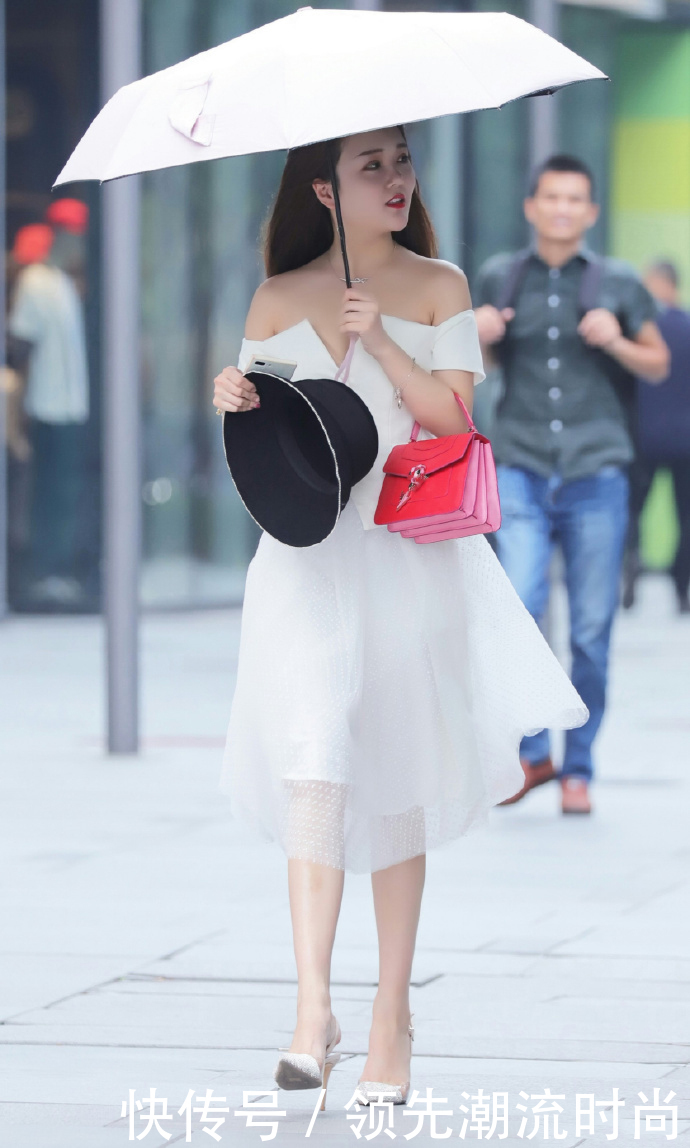 白色|白而可人的小姐姐,穿白色V领抹胸连衣裙,纯洁得像仙女!