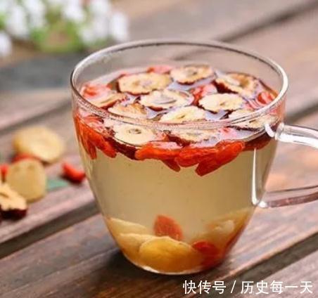 早上|枸杞泡水是早上喝好还是晚上喝好,很多人不清楚,难怪总“上火”