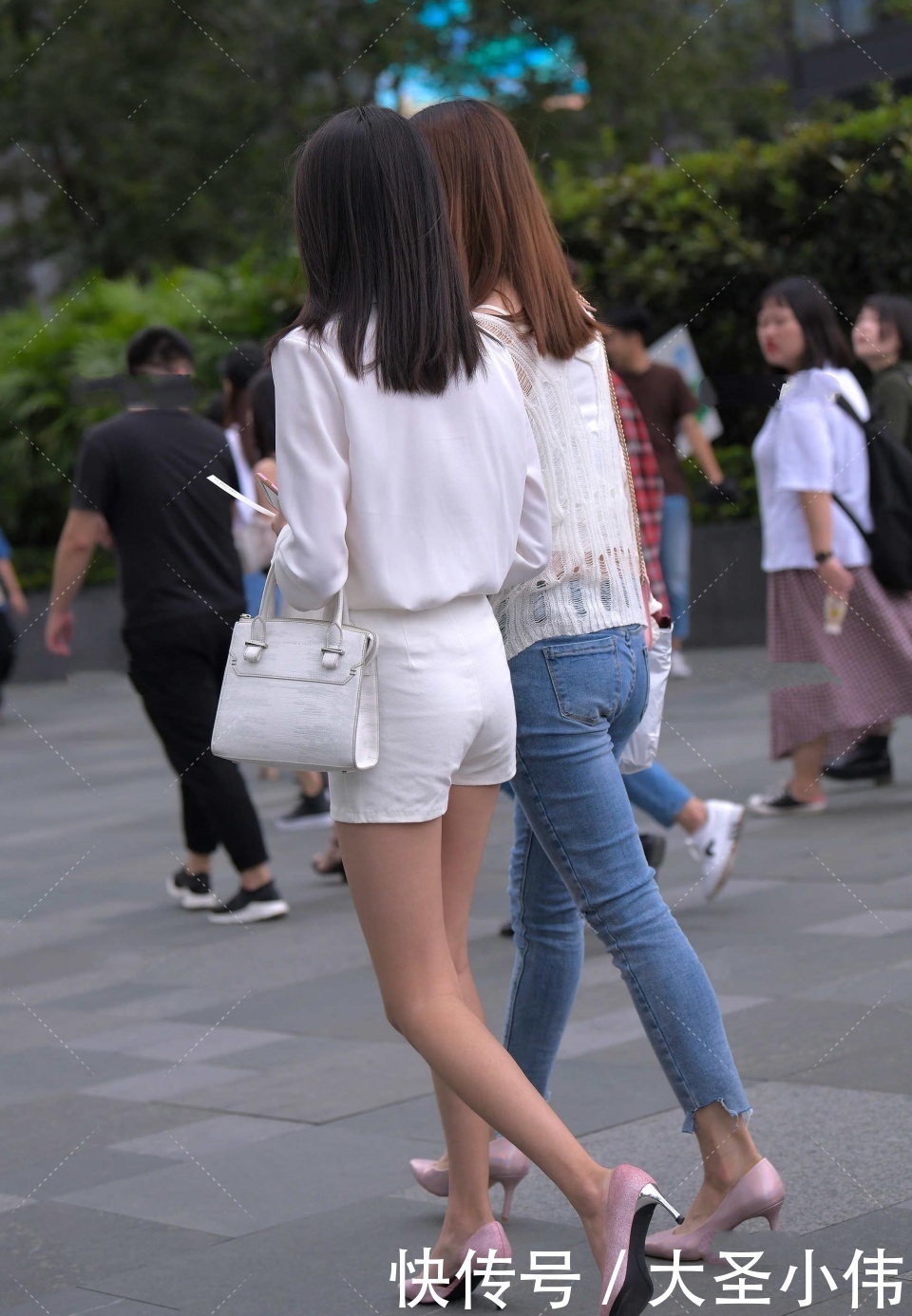 一条线|美女街拍:这就是你们一直追求的骨感美吧,都瘦成一条线了!你们真的喜欢吗