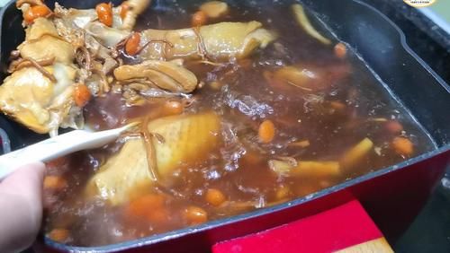 炖鸡汤时，焯水前多加一步，鸡肉更嫩无腥味，鸡汤味更鲜