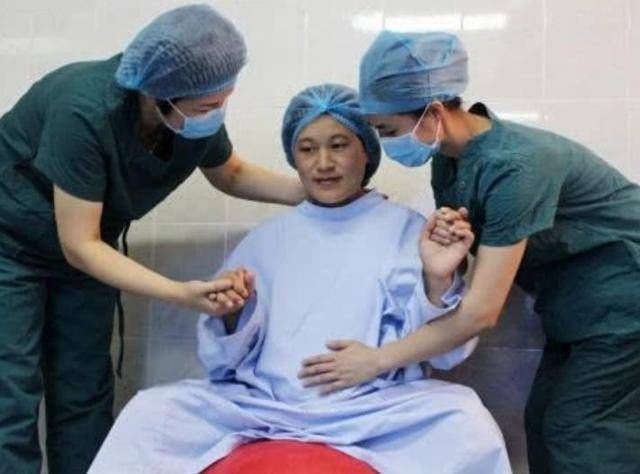 分娩时遇上男医生,产妇要求换人,医生一句话化去了尴尬